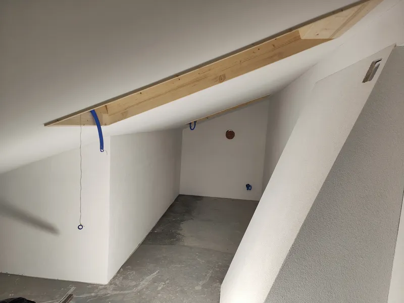 Estrichausbau Thun Allmendingen – Umbau zu Spielzimmer und Arbeitsraum mit Raumtrenner und Kunstlicht-Dachfenster