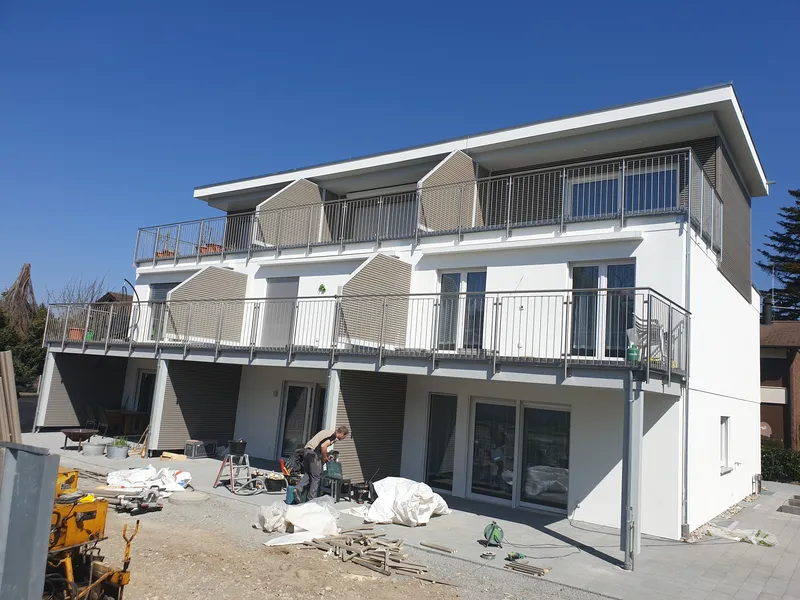 Neubau Mehrfamilienhaus Thun – Bauleitung und Sichtschutzwände Balkon, Innenausbau Koordination